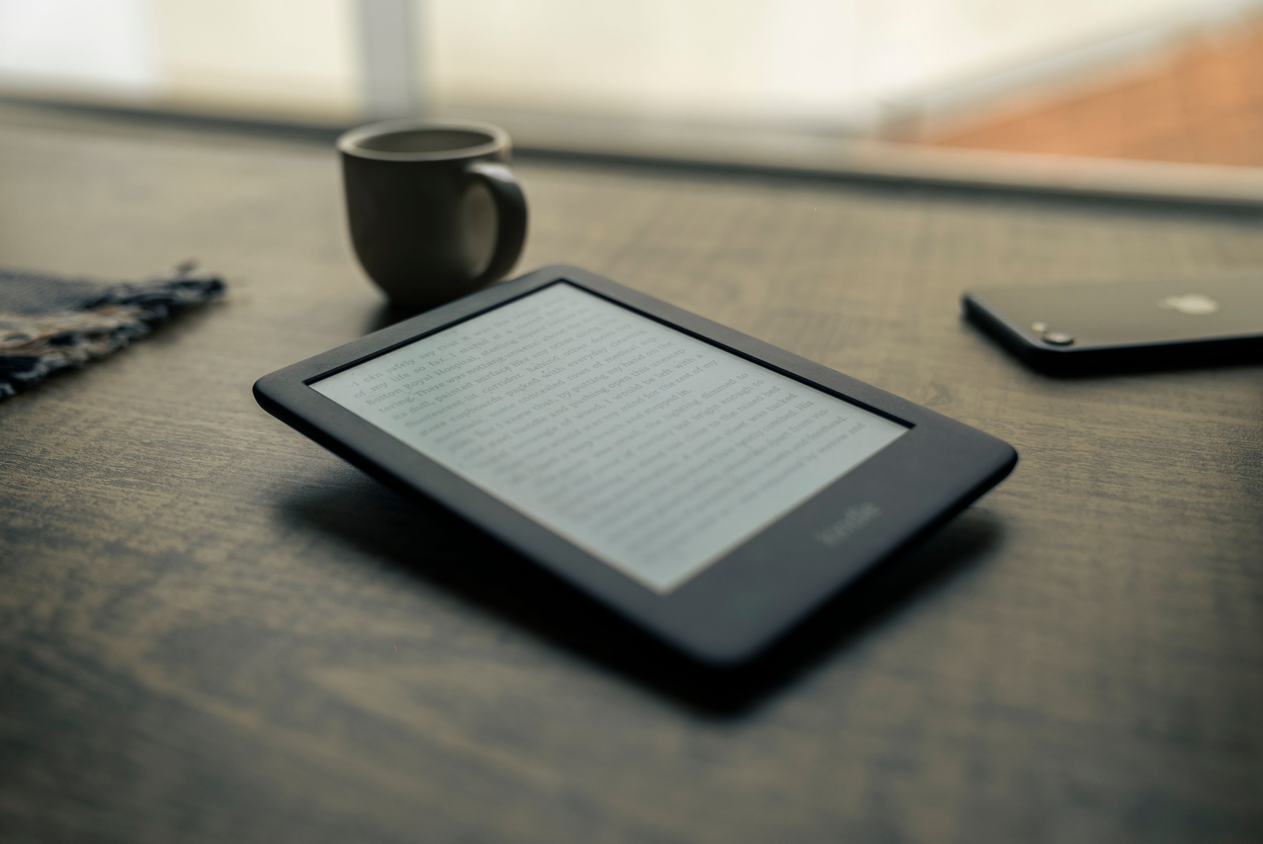 Auteur débutant à son bureau avec un ordinateur portable et un carnet